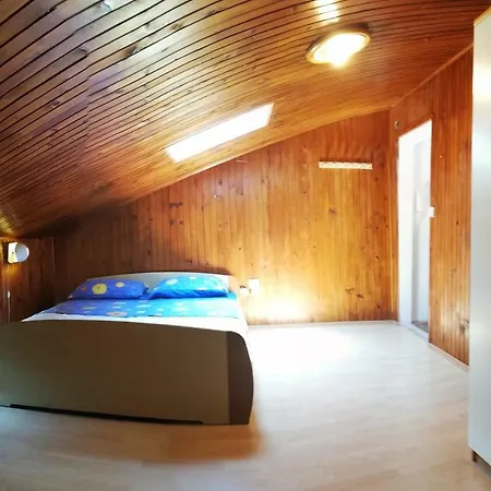 10 Veliki Trg * Izola